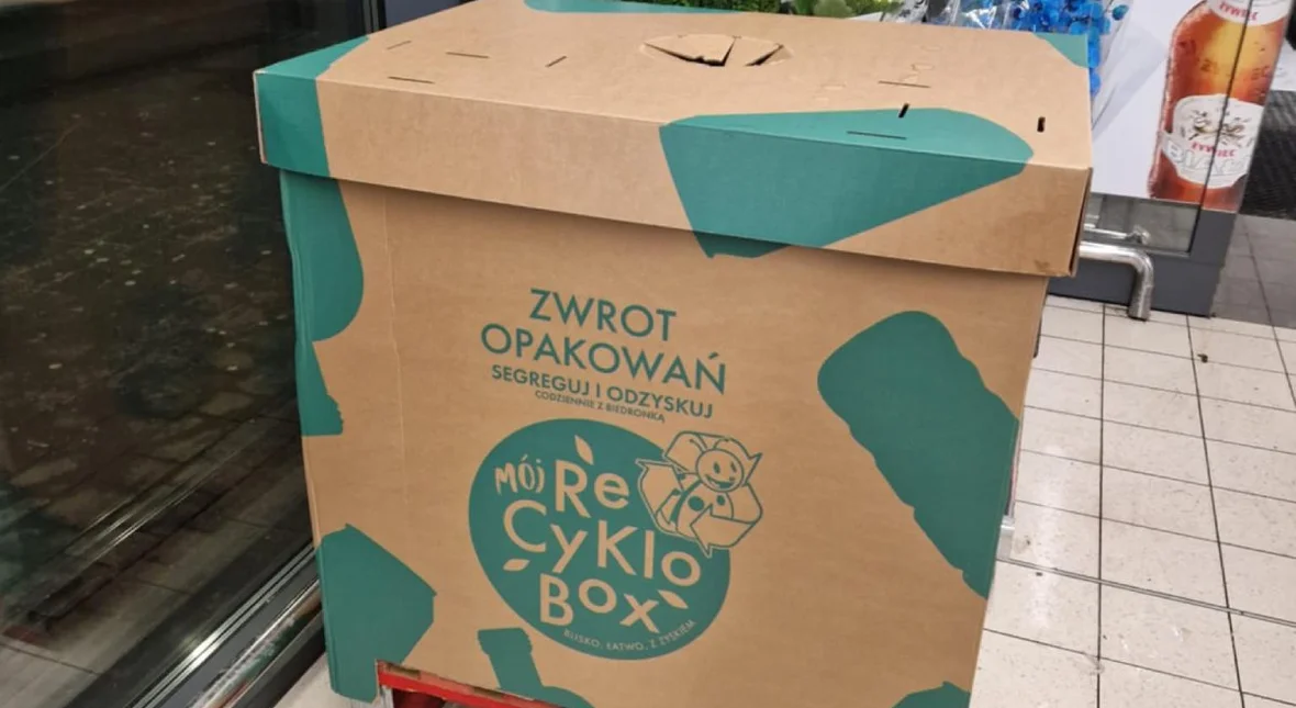 Image for Pudło na butelki w Biedronce to majstersztyk. Dajcie jej medal