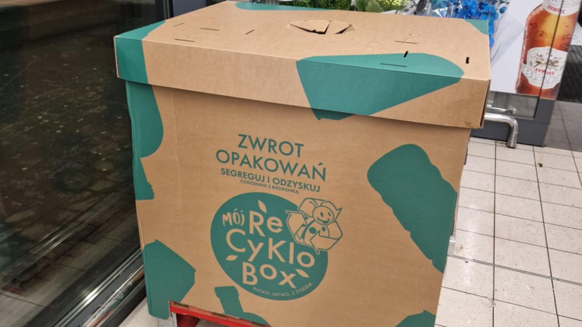 Pudło na butelki w Biedronce to majstersztyk. Dajcie jej medal