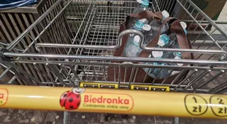 Poszłam do Biedronki oddać butelki. A tam recyklomat z ludzkim DNA