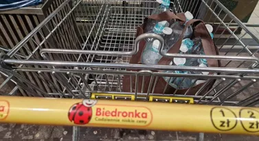 Poszłam do Biedronki oddać butelki. A tam recyklomat z ludzkim DNA