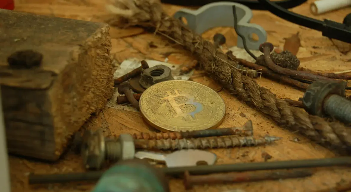 Bitcoin pod presją. Kapitał ucieka do złota