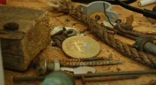 Bitcoin pod presją. Kapitał ucieka do złota