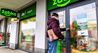 Żabki pełne paczek. Teraz także FedExu