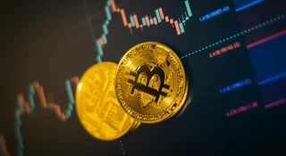 Amerykanie wyprzedają kryptowaluty. Europejczycy: my kupimy