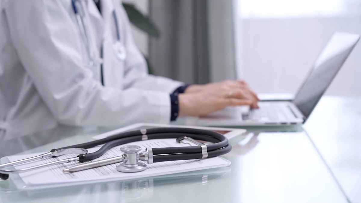 Straciłeś pracę? Sprawdź, jak długo masz prawo do leczenia