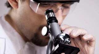 Masz doktorat, umiesz w mikroskopy? Jest praca, oferują całe 3600 zł