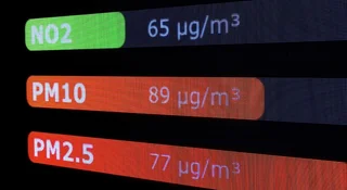 „Od kilku dni żyjemy w wielkim dymie”. Polska w smogu po uszy, resort milczy