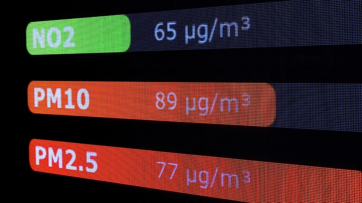 „Od kilku dni żyjemy w wielkim dymie”. Polska w smogu po uszy, resort milczy