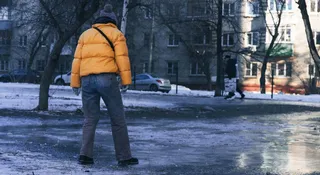 Nieodśnieżony chodnik i wypadek. Odszkodowanie krok po kroku