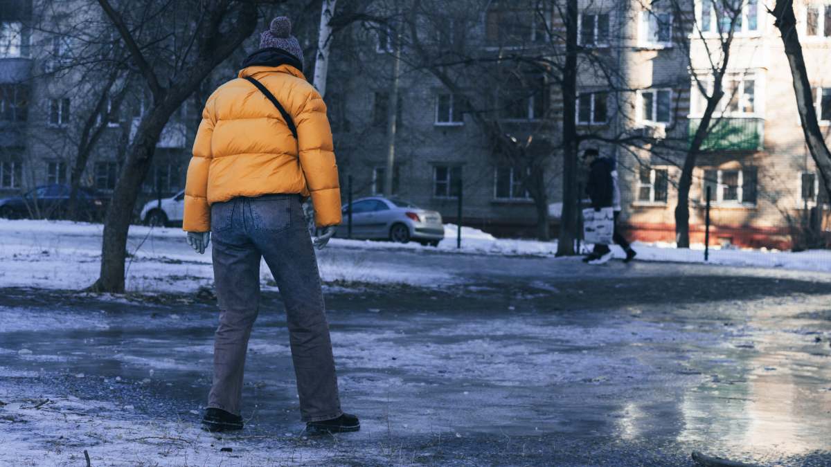 Nieodśnieżony chodnik i wypadek. Odszkodowanie krok po kroku