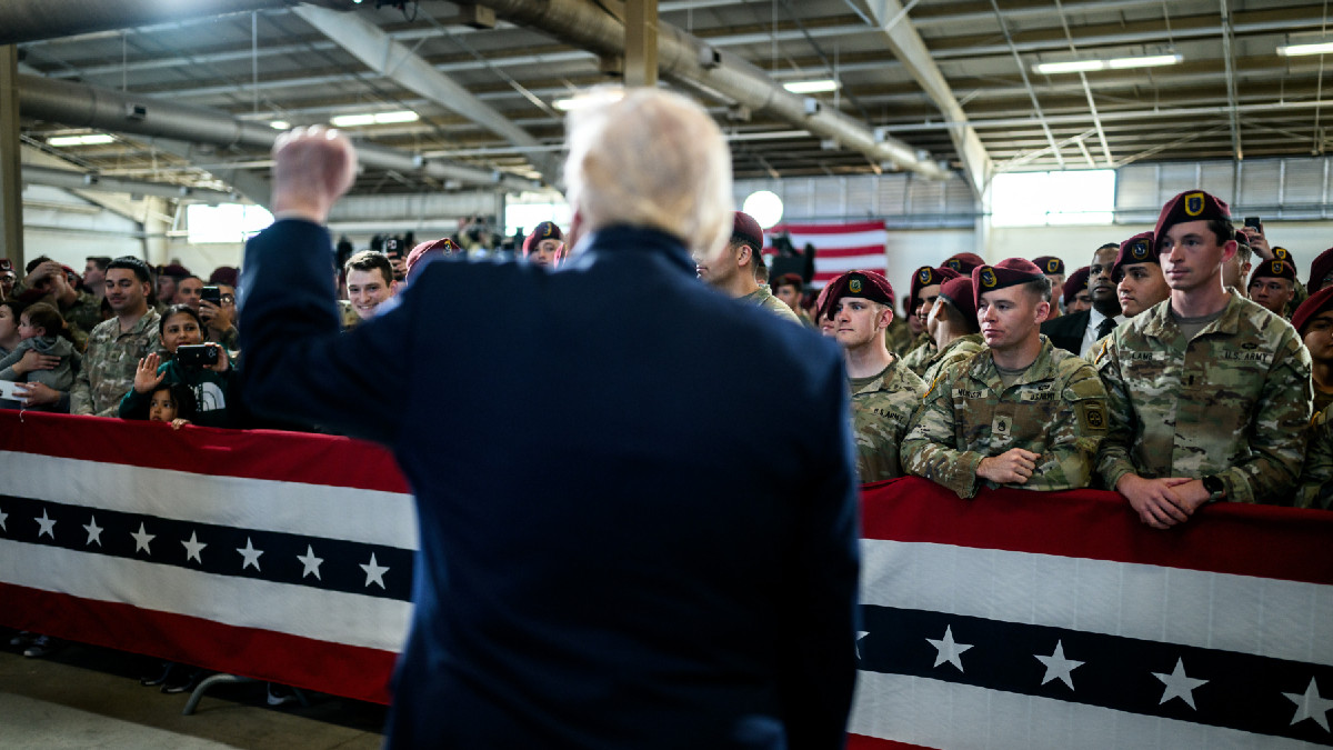 Atak na Iran coraz bliżej. Premia wojenna już wliczona w cenę ropy