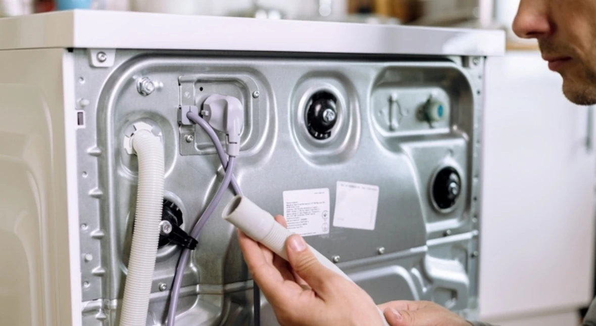 Image for Wierzą, że prąd z OZE psuje pralki. Nie wiadomo, śmiać się czy płakać