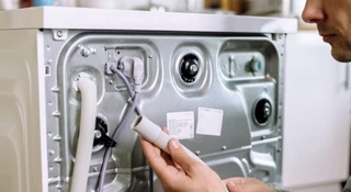 Wierzą, że prąd z OZE psuje pralki. Nie wiadomo śmiać się czy płakać