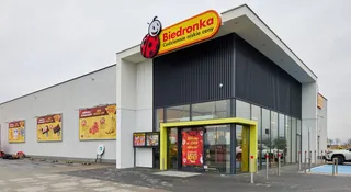 Biedronka zaczyna majówkę. Ruszyły promocje 1+1 i obniżki o 50 proc.