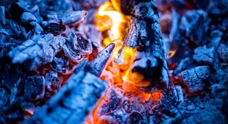 Błękitny węgiel w sklepie PGG. Zgadnij, jaki kolor poleci z komina