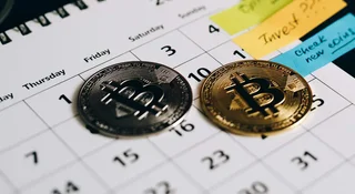 Koniec brutalnej wyprzedaży. Bitcoin wciąż traci, altcoiny rosną