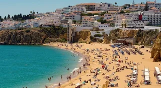 Najtańsze kierunki na wielkanocny wypad. Polskie miasto w czołówce