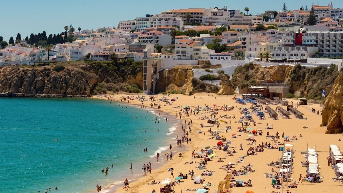 Najtańsze kierunki na wielkanocny wypad. Polskie miasto w czołówce