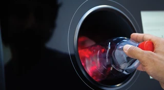 System kaucyjny to dla nich żyła złota. Drukują pieniądze recyklomatami