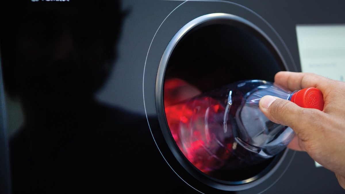 System kaucyjny to dla nich żyła złota. Drukują pieniądze recyklomatami