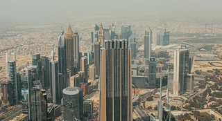 Utknąłeś w Dubaju i urlop się przedłużył? Masz obowiązki wobec pracodawcy