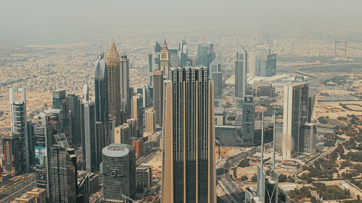 Utknąłeś w Dubaju i urlop się przedłużył? Masz obowiązki wobec pracodawcy