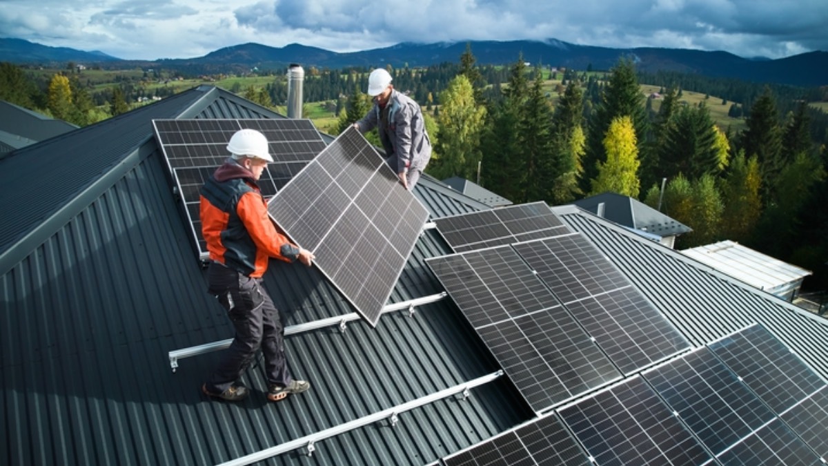 Czarnek strzela sobie w kolano, atakując OZE. Polacy mu tego nie wybaczą