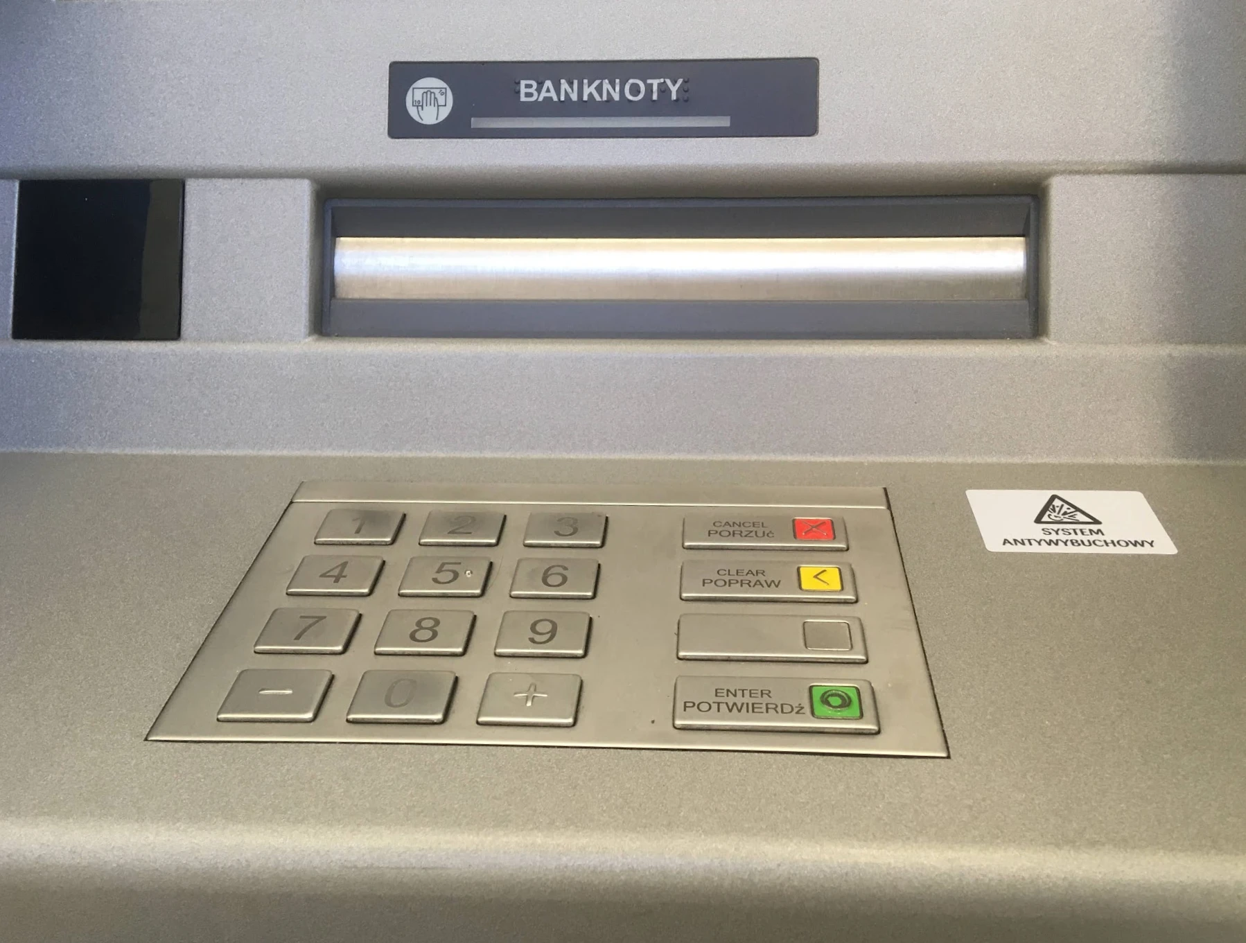 Zwykłe bankomaty to już przeżytek. Co sądzicie o paczkobankobutelkomatach?