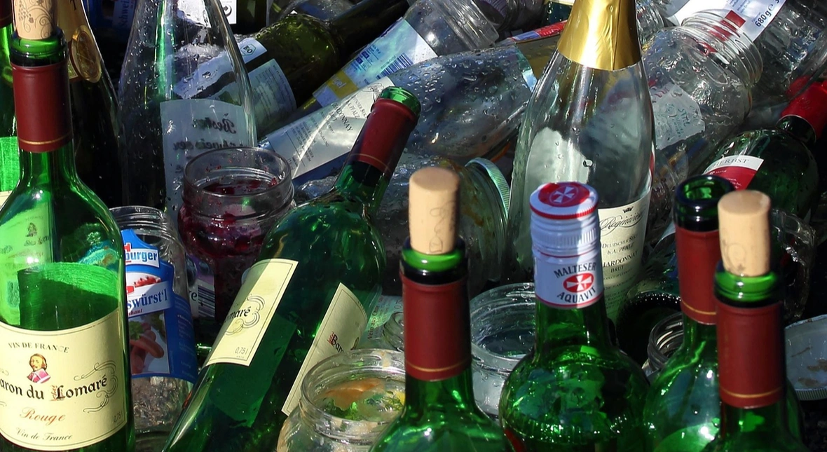 Image for Małpki gorsze niż psie kupy. Polskie trawniki toną w szklanym syfie