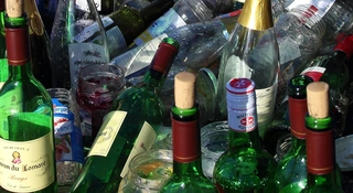 Małpki gorsze niż psie kupy. Polskie trawniki toną w szklanym syfie