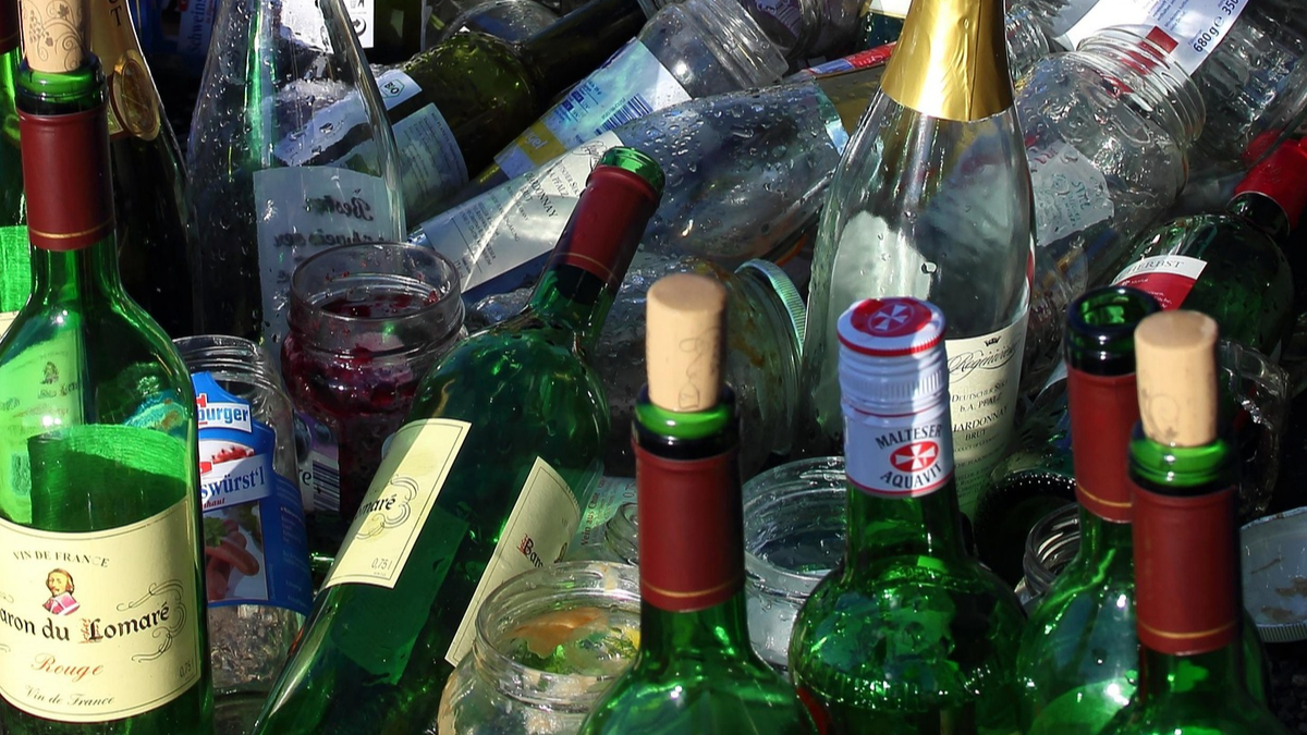 Małpki gorsze niż psie kupy. Polskie trawniki toną w szklanym syfie