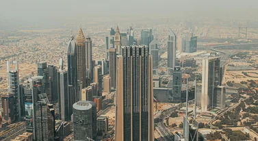 Demaskujemy polskich influencerów z Dubaju. Kto im dyktuje te rolki?