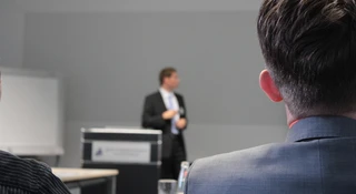 Chcieli prowadzić kursy i nie płacić VAT-u. Sparzyli się