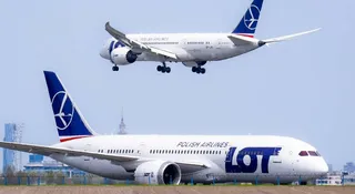 Online w chmurach. PLL LOT wprowadza WiFi na pokłady samolotów