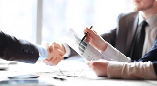 4700 zł. Tyle kosztuje bycie kobietą w polskim sektorze finansowym