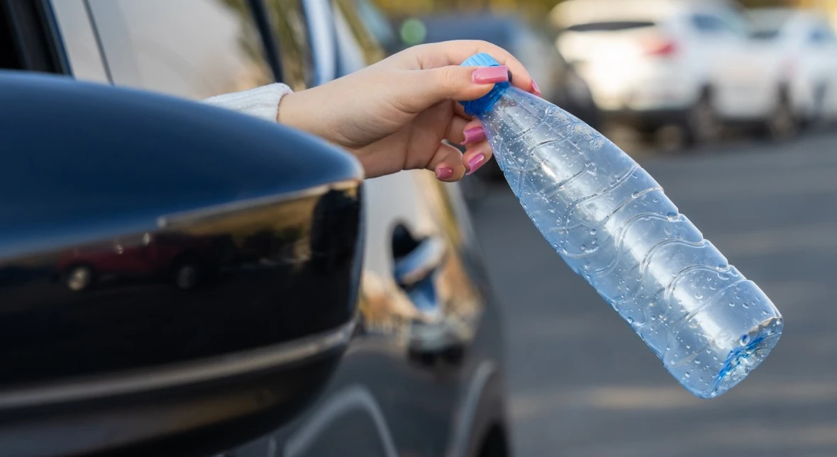 Image for Oddasz butelki, nie wysiadając z auta. Dyskont postawił butelkomaty drive-thru