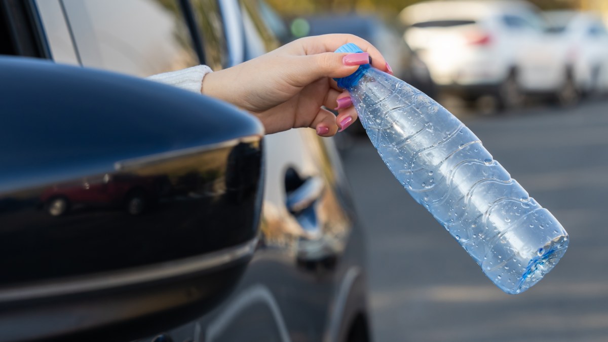 Oddasz butelki, nie wysiadając z auta. Dyskont postawił butelkomaty drive-thru