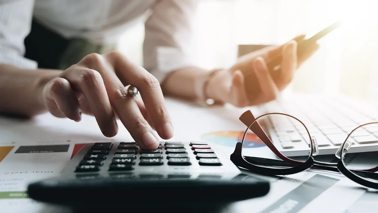 Nowa plaga w firmach. Księgowe sprawdzają każdą cyferkę na fakturze