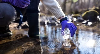 Pestycydy i antybiotyki w rzekach i jeziorach. „Nie można czekać”