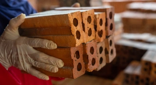 Budowlane paragony grozy. Za położenie kostki zapłacisz fortunę, jeśli znajdziesz ekipę