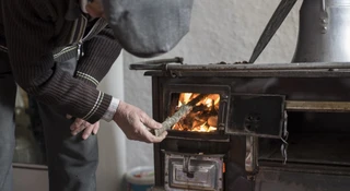 Połowa pożarów w Polsce to wina tych pieców. Rząd wciąż naprawia program