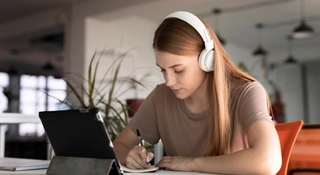 Edukacja nie nadąża za AI. Młodzi biorą rozwój w swoje ręce