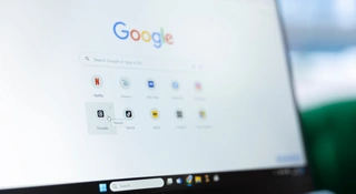 Śmierć Hogana i hot-dogi widmo. Google rozkręcił fabrykę fake newsów