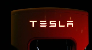 Tesla zarabia. Ucieka od aut, sprzedaje wizję przyszłości