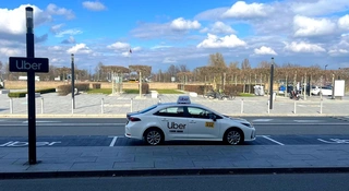 Uber wjeżdża na lotnisko we Wrocławiu. Pasażerowie odczują zmianę od razu