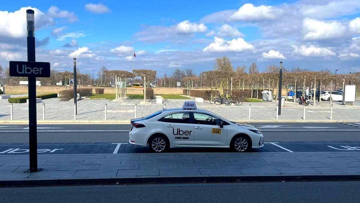 Uber wjeżdża na lotnisko we Wrocławiu. Pasażerowie odczują zmianę od razu