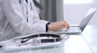 Coraz więcej zwolnień lekarskich ma ten kod. Pracodawcy w kropce