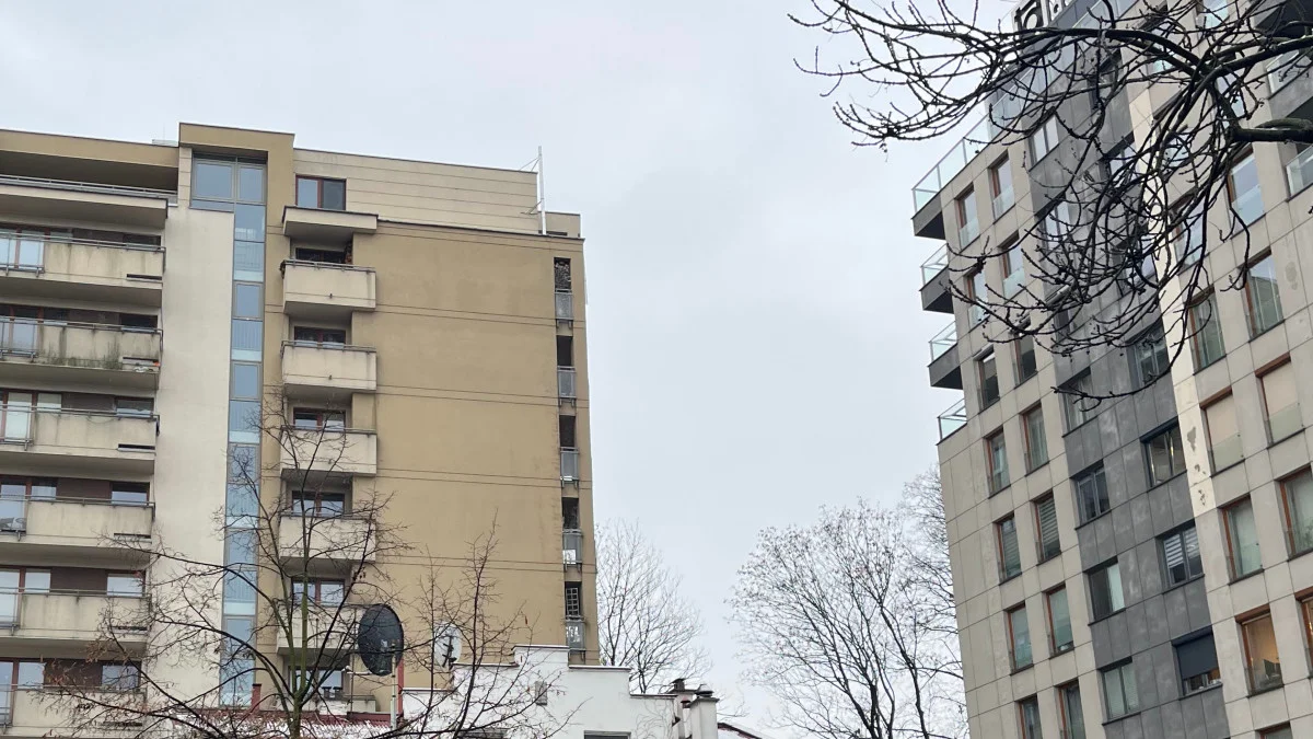 Dostał mieszkanie w spadku od osoby, które też je odziedziczyła. Fiskus naliczył podatek