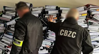 Fałszywi lekarze, celebryci i placebo. Służby rozbiły farmaceutyczną mafię
