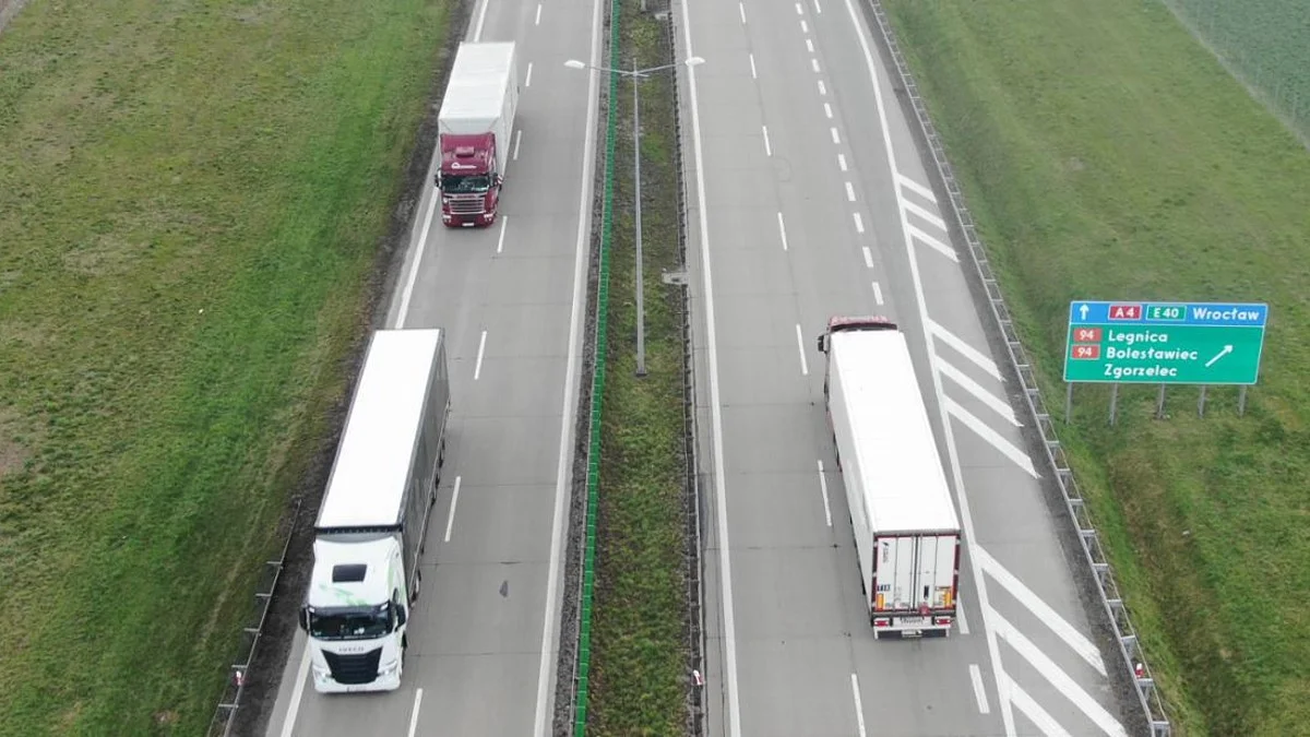 Autostrada A4 z trzecim pasem. Jest zielone światło